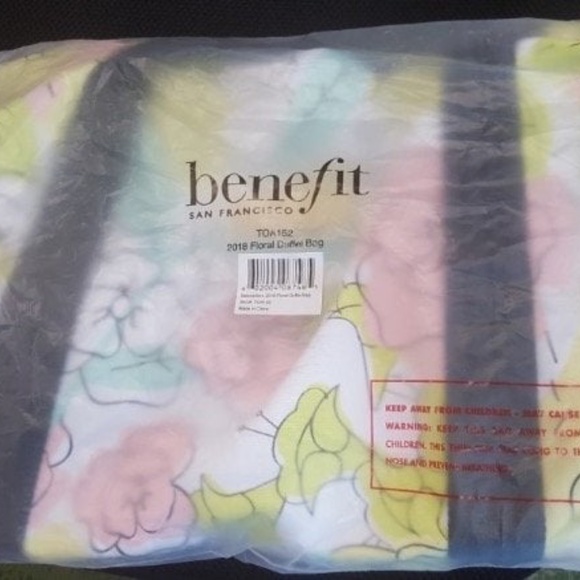 BENEFIT  FLORAL DUFFEL BAG - Picture 3 of 4
